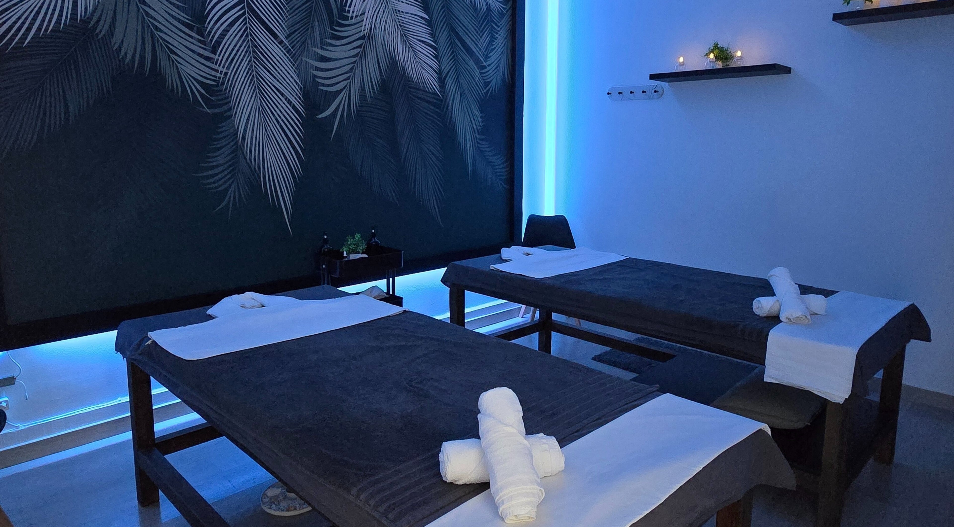 Sala de masajes en Massage Lab, Dénia, Comunidad Valenciana, ES, con ambiente relajante y mesas dobles.