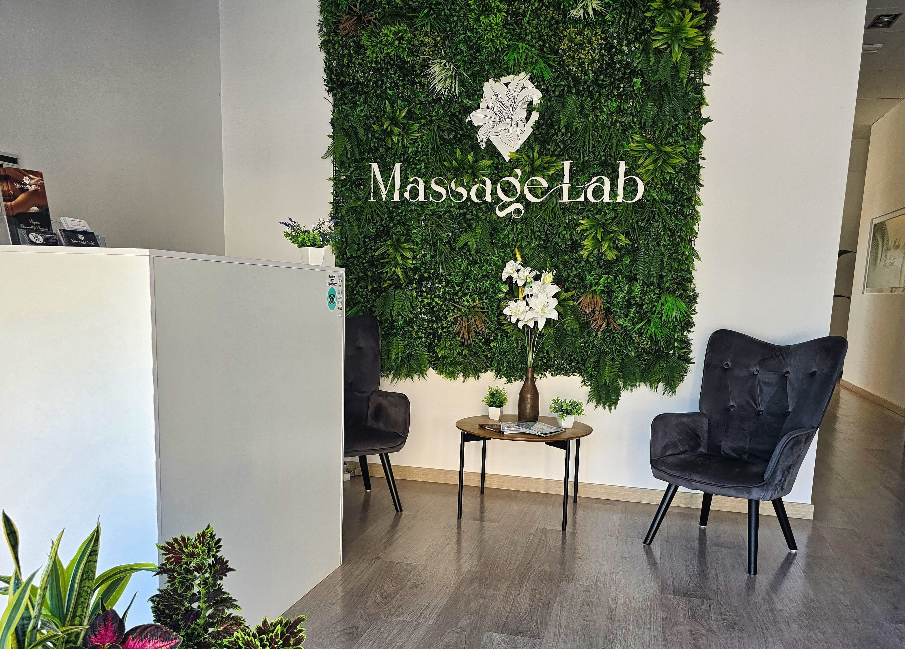 Recepción elegante de Massage Lab en Dénia, Comunidad Valenciana, ES, con jardín vertical.