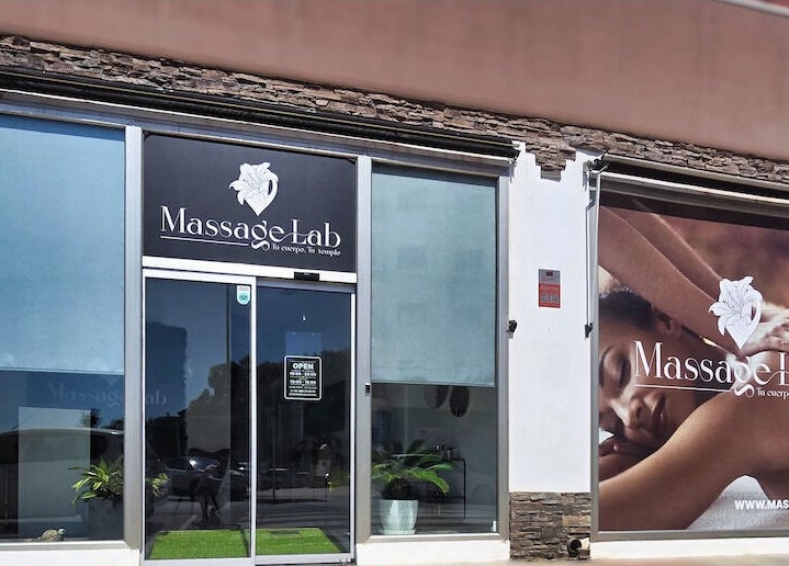 Fachada de Massage Lab en Dénia, Comunidad Valenciana, ES. Ambiente acogedor y moderno para tu bienestar.
