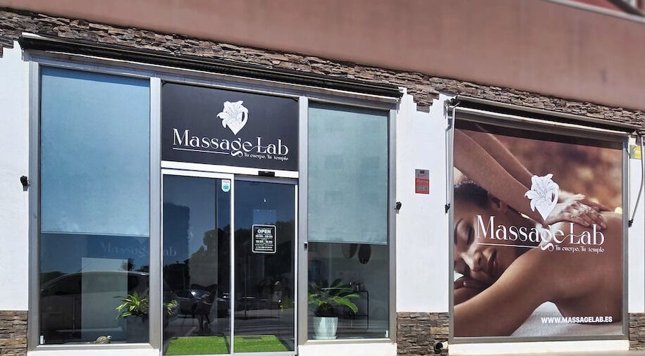 Fachada de Massage Lab en Dénia, Comunidad Valenciana, ES. Ambiente acogedor y moderno para tu bienestar.