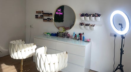 Chic beauty station at The Beauty Cabin in Manchester, England, GB with elegant chairs and ring light.