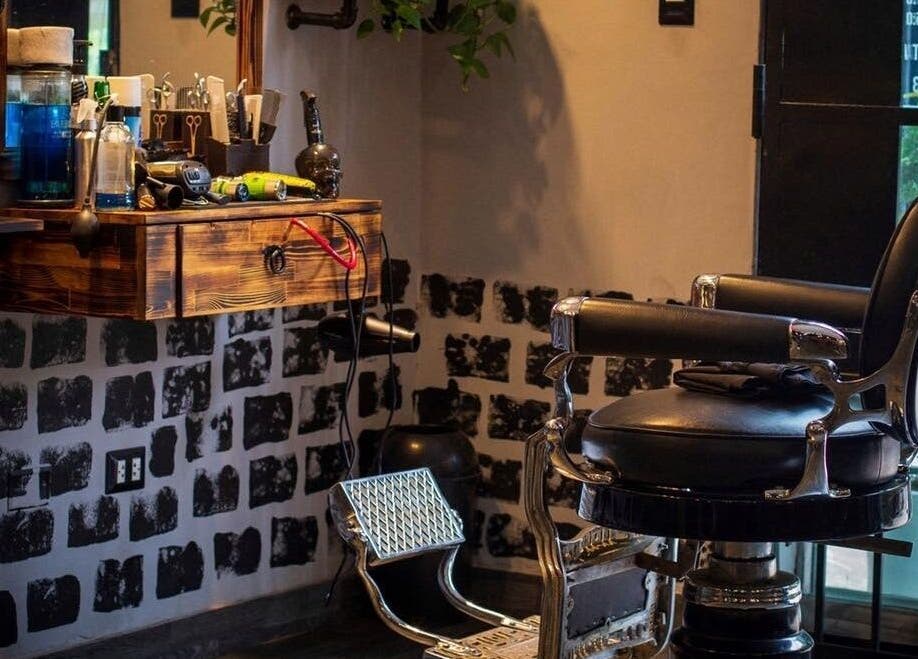 Interior del Bargo Barber Studio, Lince, Provincia De Lima, PE, con silla tradicional y herramientas de barbero.