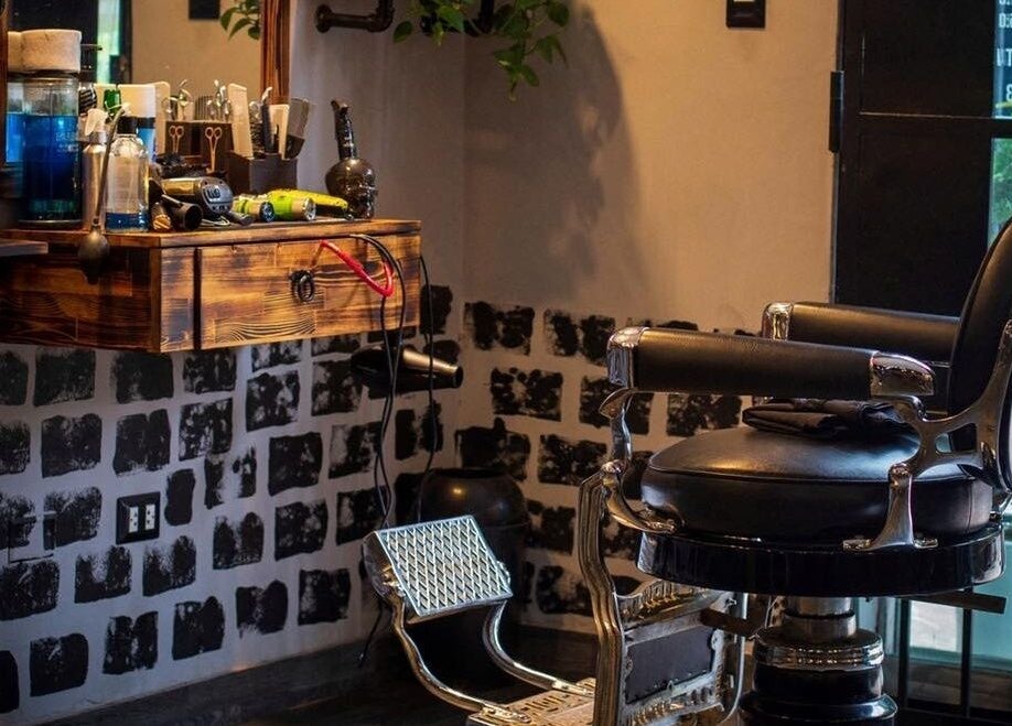 Interior del Bargo Barber Studio, Lince, Provincia De Lima, PE, con silla tradicional y herramientas de barbero.