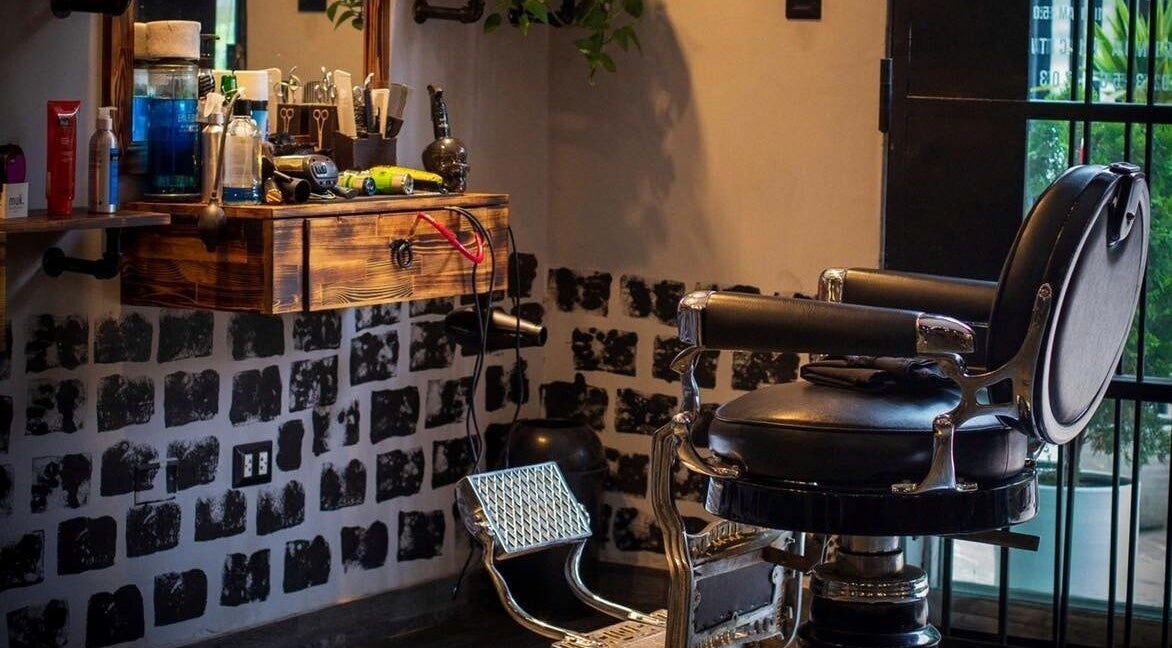 Interior del Bargo Barber Studio, Lince, Provincia De Lima, PE, con silla tradicional y herramientas de barbero.