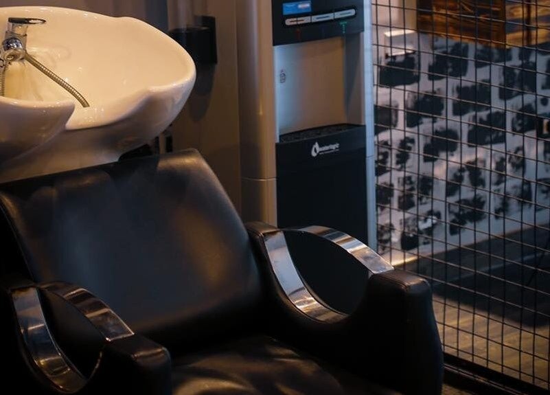 Sillón de lavado en Bargo Barber Studio, Lince, Provincia De Lima, PE, destacando diseño moderno y comodidad.