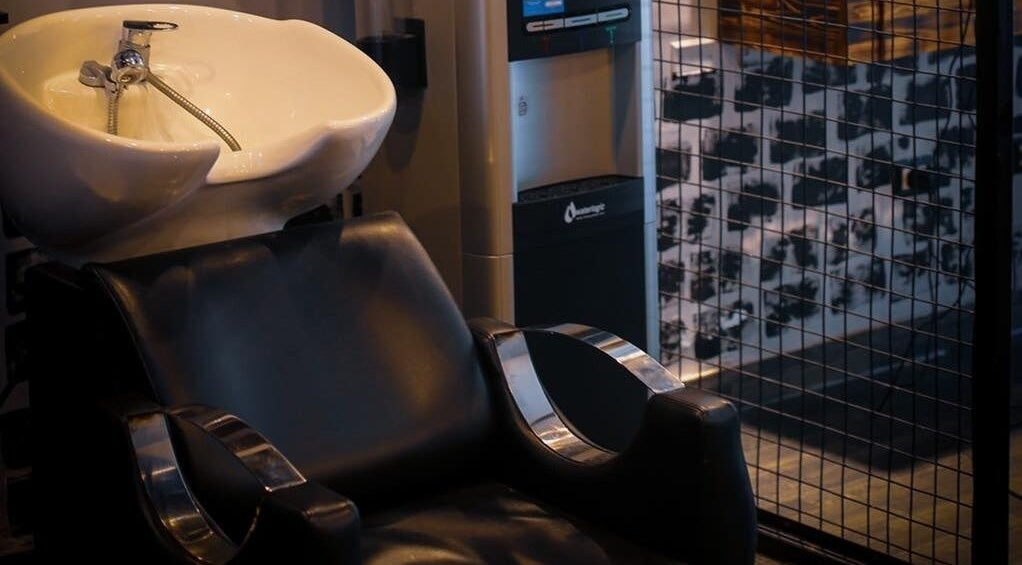 Sillón de lavado en Bargo Barber Studio, Lince, Provincia De Lima, PE, destacando diseño moderno y comodidad.