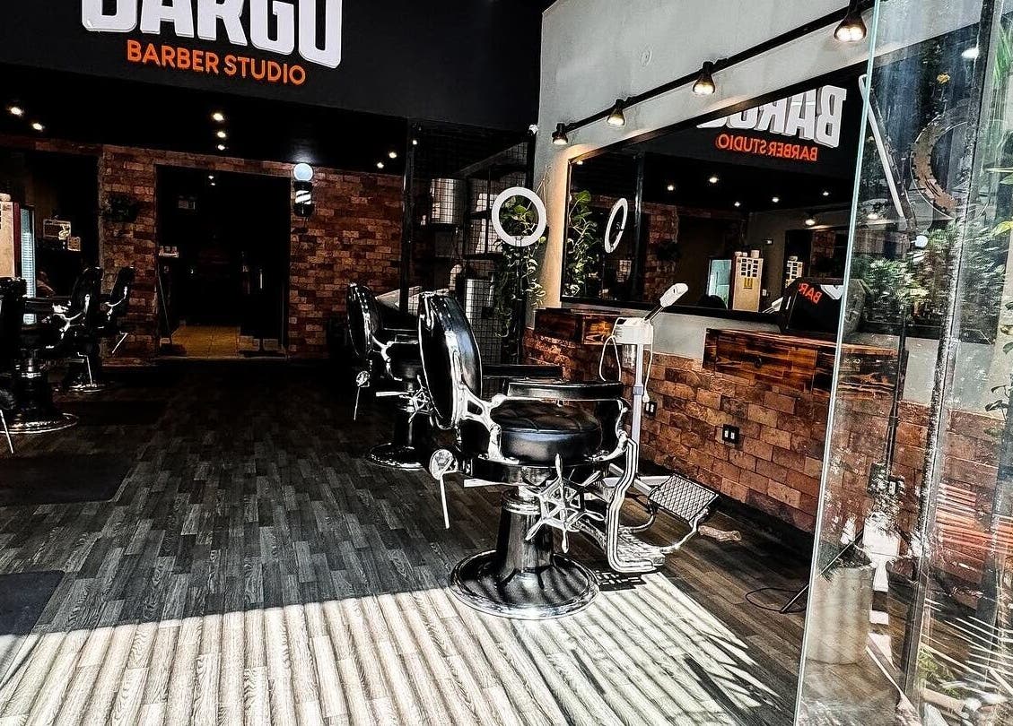 Interior de Bargo Barber Studio en Lince, Provincia De Lima, PE con sillas de barbero elegantes.