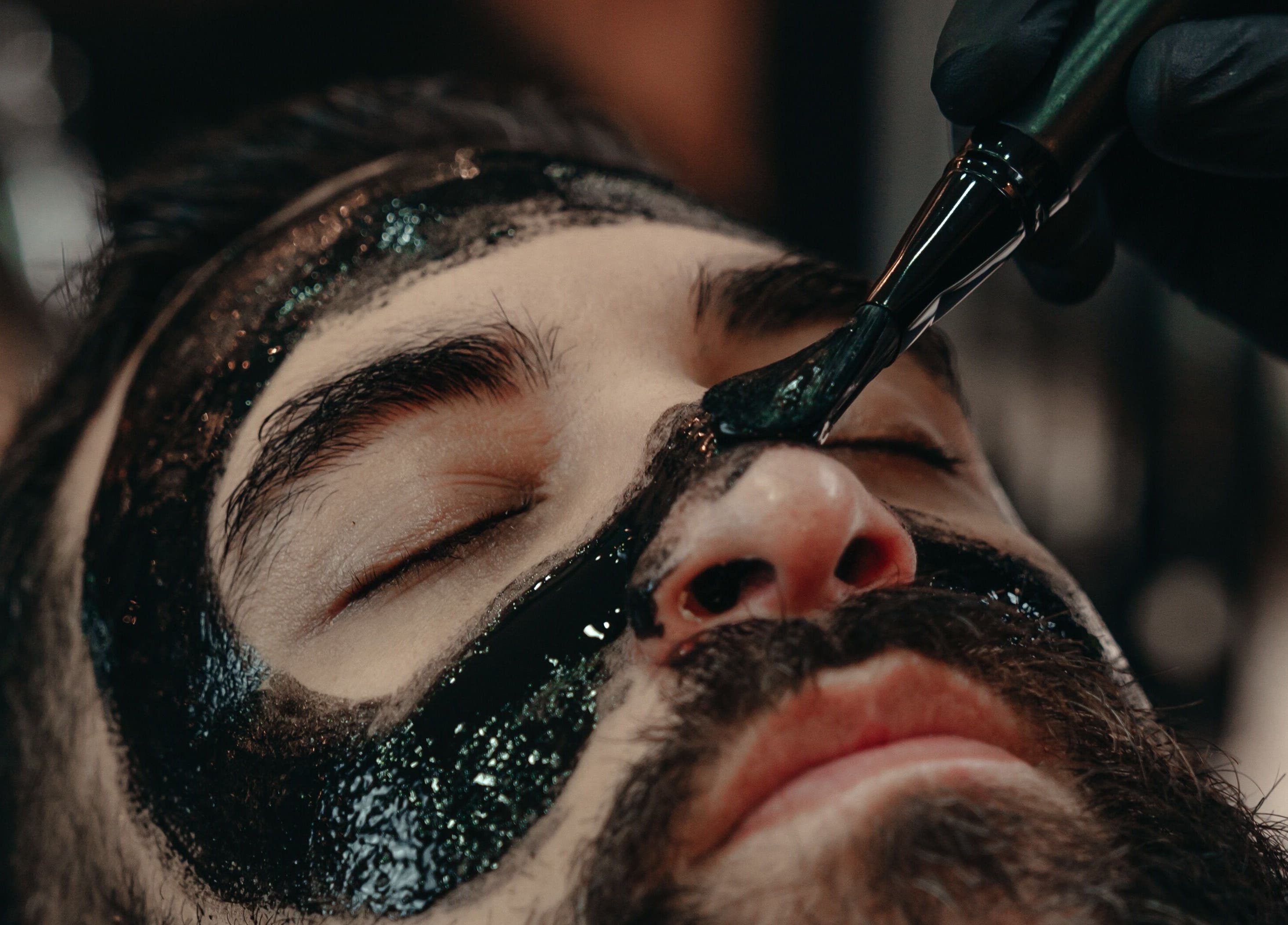 Tratamiento facial en Bargo Barber Studio, Lince, Provincia De Lima, PE para limpieza profunda y relajación.