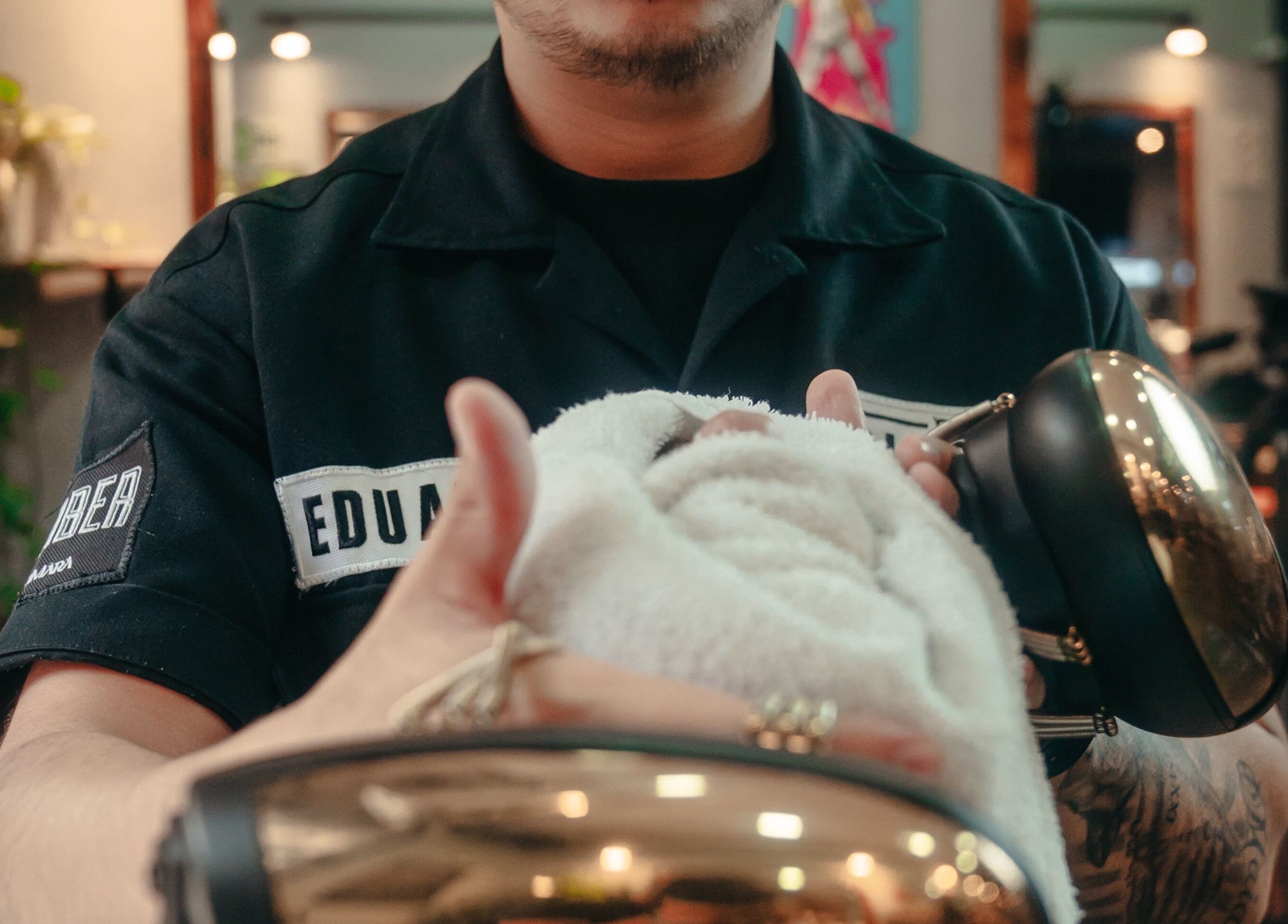 Barbero en Bargo Barber Studio aplicando toalla caliente en Lince, Provincia De Lima, PE.