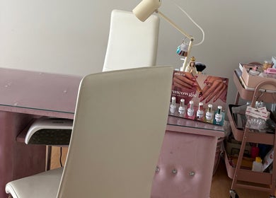Mesa de manicure iluminada no salão Deusas Divinas, Maia, Porto, PT, com produtos e cadeira confortável.