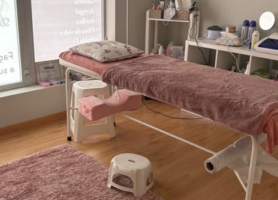 Mesa de tratamento aconchegante em Deusas Divinas na Maia, Porto, PT, pronta para terapia de bem-estar.