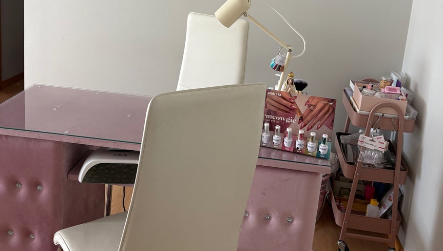 Mesa de manicure em Deusas Divinas, Maia, Porto, PT, equipada com esmaltes e luminária moderna.