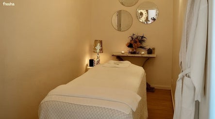 Relaxing therapy room at Cheewa Aroma Remedial Thai, Melbourne, Victoria, AU with calming decor and soft lighting.