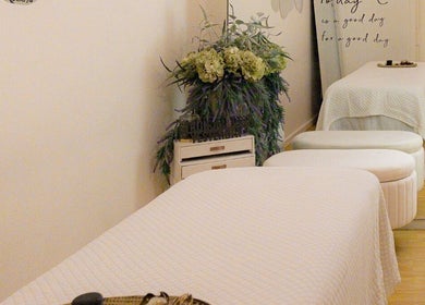 Peaceful massage room at Cheewa Aroma Remedial Thai, Melbourne, Victoria, AU with elegant decor.