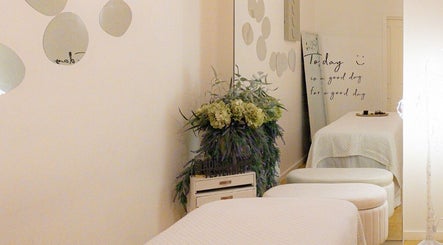 Serene treatment room at Cheewa Aroma Remedial Thai, Melbourne, Victoria, AU, with floral decor and cozy bed.