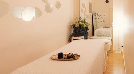 Relaxing massage room at Cheewa Aroma Remedial Thai in Melbourne, Victoria, AU with soft lighting and decor.