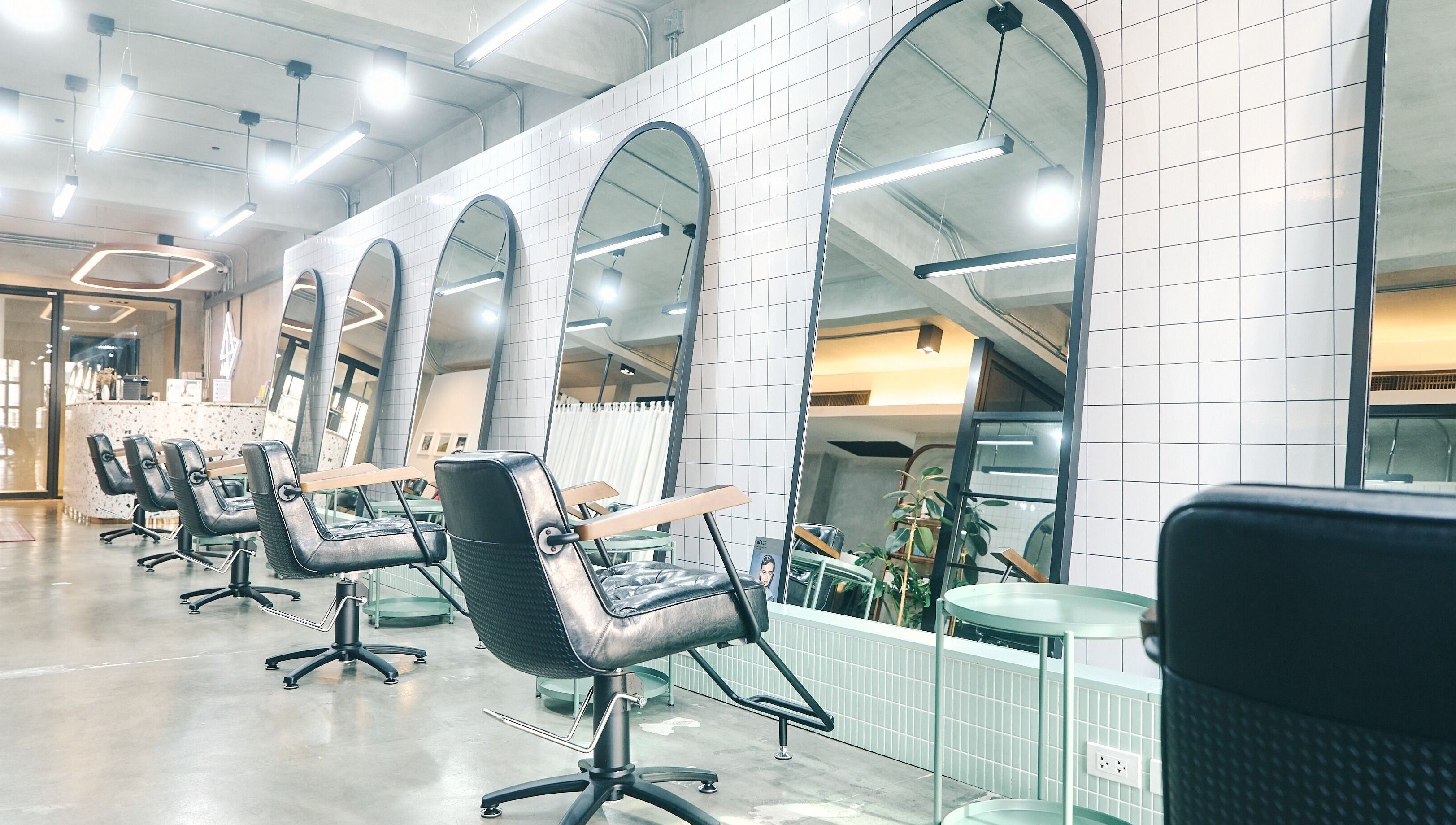 Stylish salon chairs and mirrors at AL etro, กรุงเทพมหานคร, TH offering a luxurious experience.