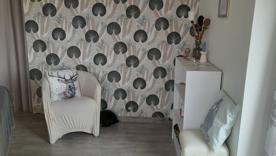 Coin détente élégant chez Oressens à Bachy, Hauts-de-France, FR avec fauteuil et décoration harmonieuse.