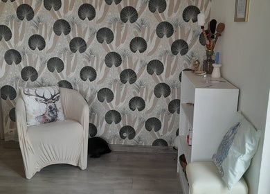 Coin détente élégant chez Oressens à Bachy, Hauts-de-France, FR avec fauteuil et décoration harmonieuse.