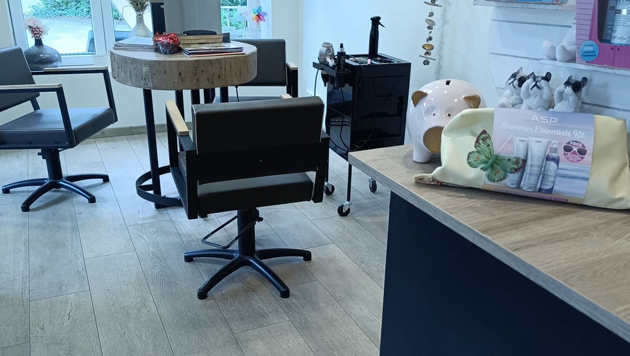 Moderne salonstoelen bij Haar&Zo Eernegem, Ichtegem, Vlaanderen, BE. Elegante inrichting voor uw comfort.