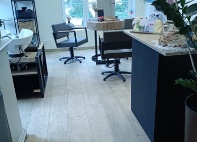 Interieur van Haar&Zo Eernegem, Ichtegem, Vlaanderen, BE met moderne stoelen en elegante inrichting.