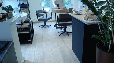 Interieur van Haar&Zo Eernegem, Ichtegem, Vlaanderen, BE met moderne stoelen en elegante inrichting.