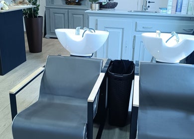Moderne wasruimte bij Haar&Zo Eernegem, Ichtegem, Vlaanderen, BE met comfortabele stoelen en stijlvolle kranen.