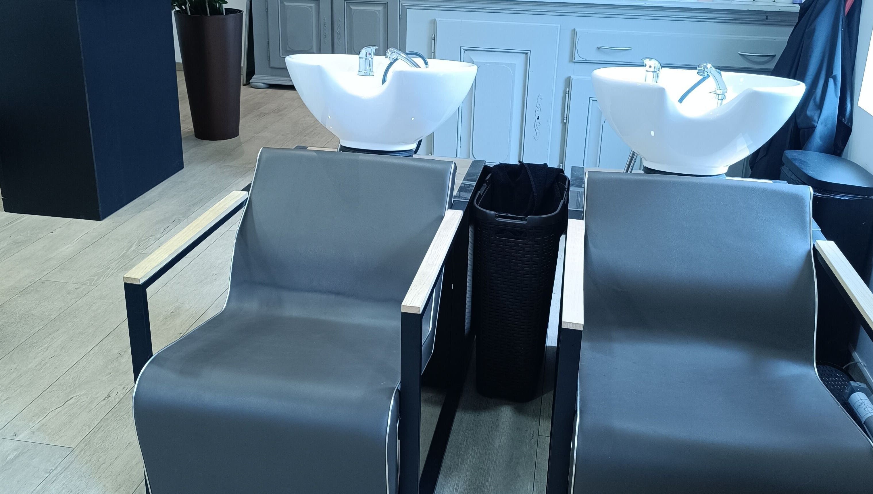 Stijlvolle wastafels bij Haar&Zo Brugge, Brugge, Vlaams Gewest, BE met comfortabele stoelen.