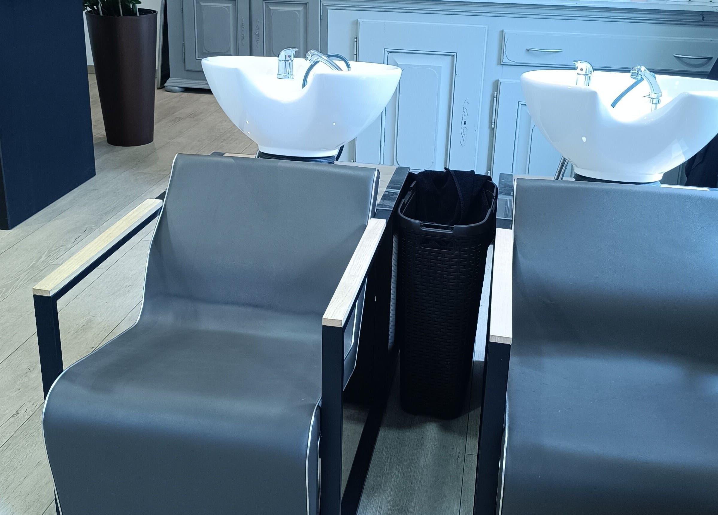 Stijlvolle wastafels bij Haar&Zo Brugge, Brugge, Vlaams Gewest, BE met comfortabele stoelen.