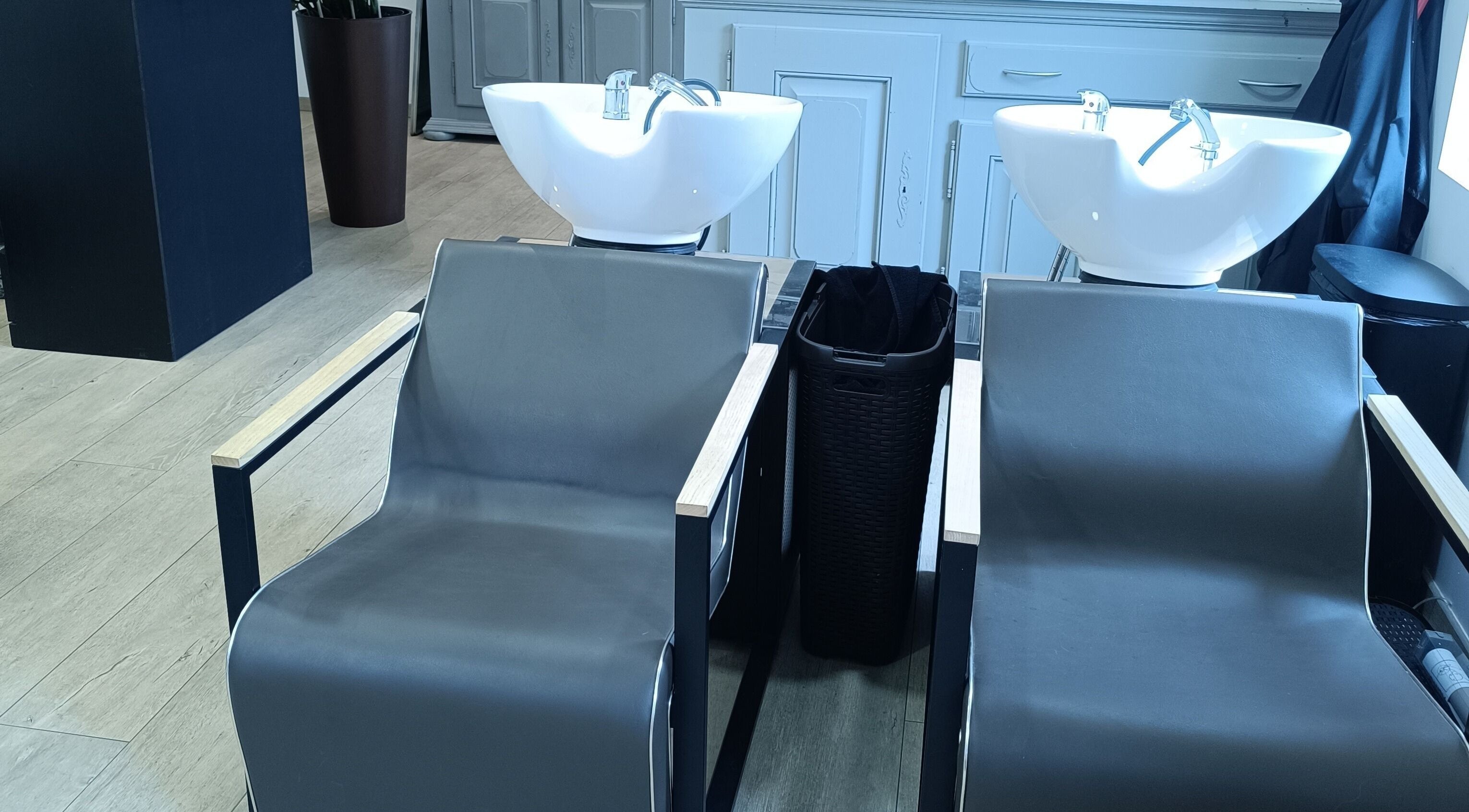 Stijlvolle wastafels bij Haar&Zo Brugge, Brugge, Vlaams Gewest, BE met comfortabele stoelen.