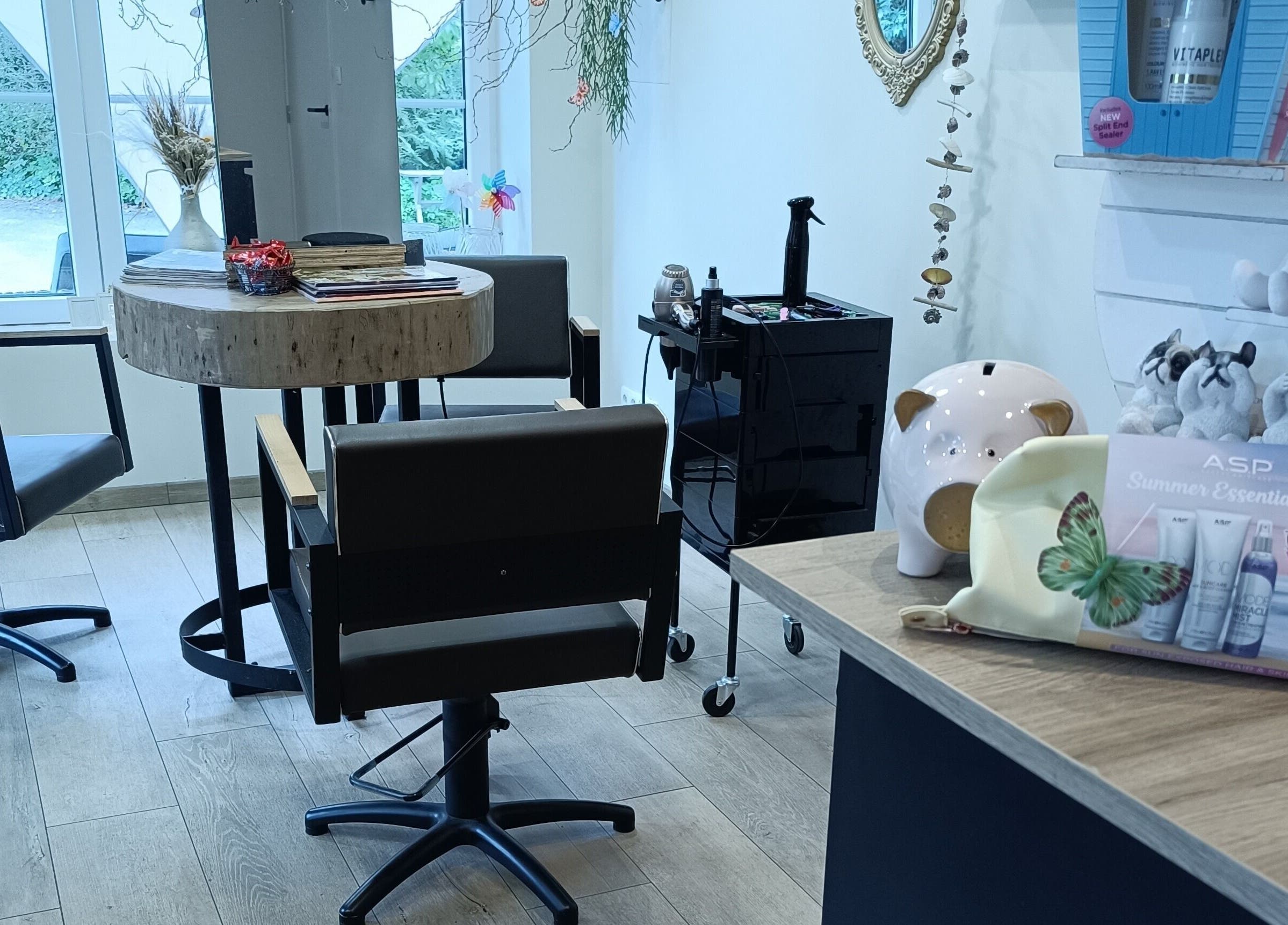 Moderne saloninterieur bij Haar&Zo Brugge, Brugge, Vlaams Gewest, BE met stoelen en verzorgingsproducten.