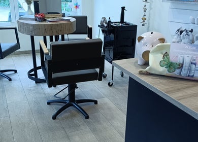 Interieur van Haar&Zo Eernegem te Ichtegem, Vlaanderen. Moderne salonstoelen en decor.