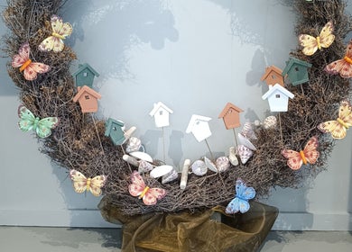 Decoratieve krans met vlinders en vogelhuisjes bij Haar&Zo Eernegem, Ichtegem, Vlaanderen, BE.