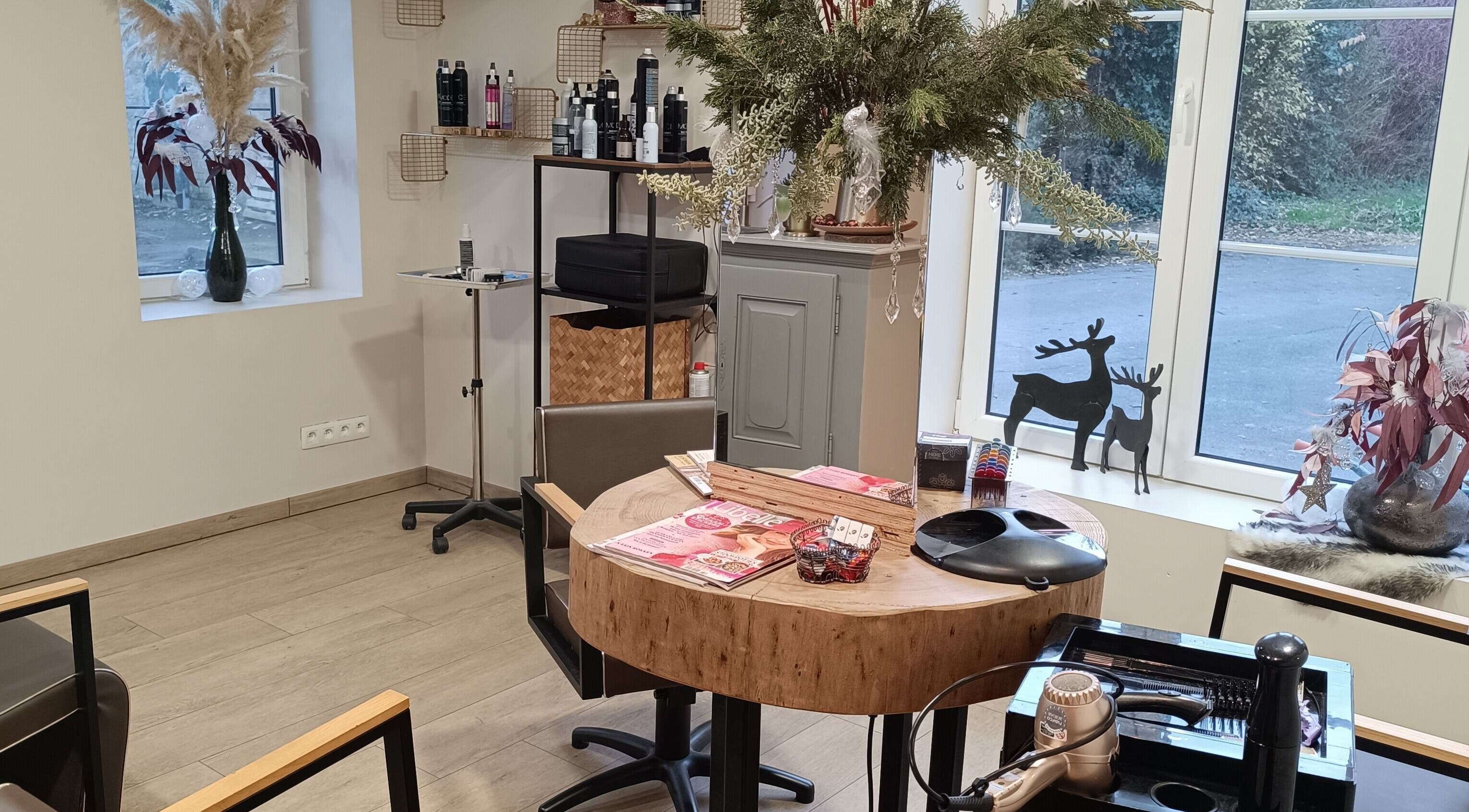 Gezellige salonhoek bij Haar&Zo Eernegem in Ichtegem, Vlaanderen, BE met een uitnodigende sfeer.