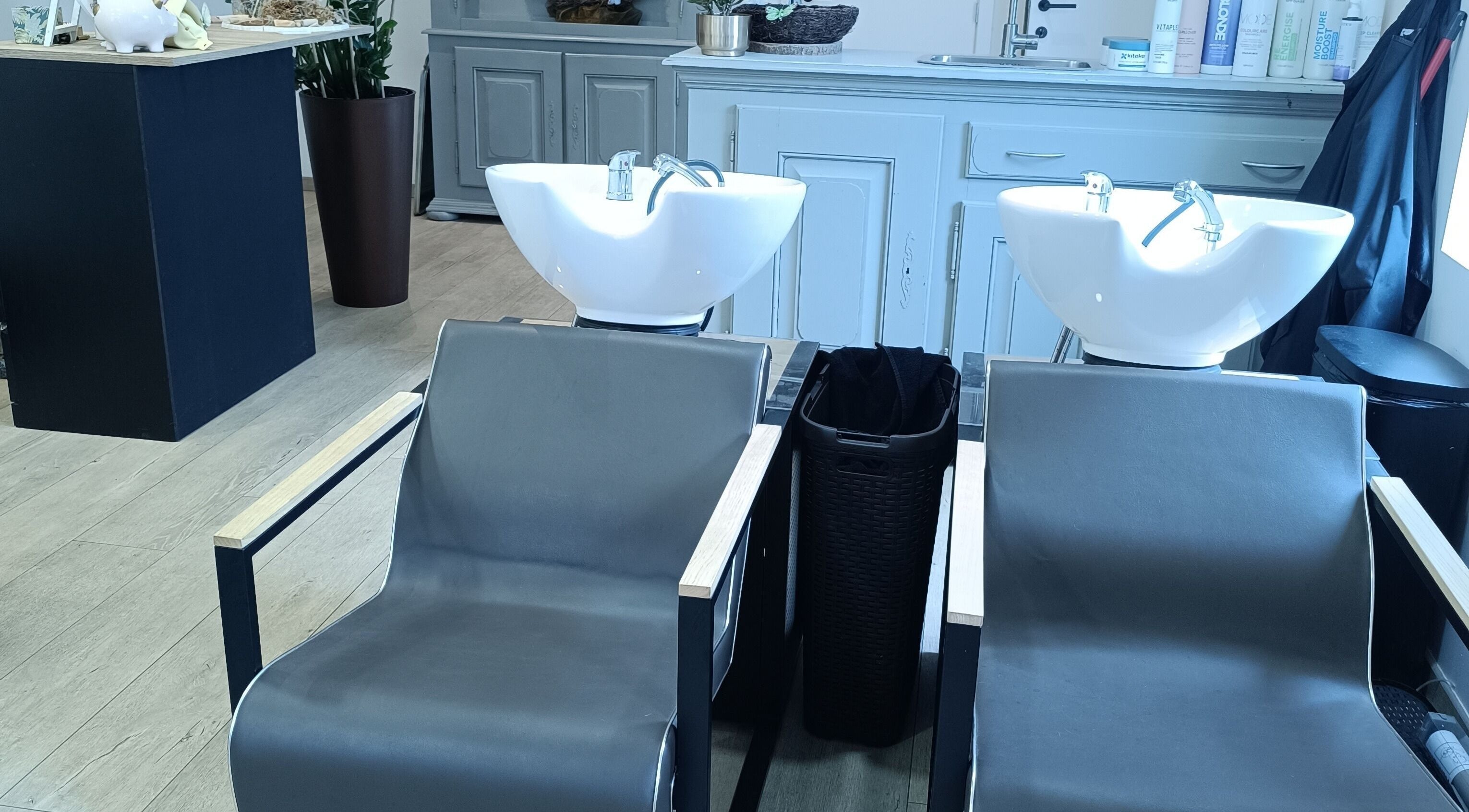 Elegante wasstations bij Haar&Zo Eernegem in Ichtegem, Vlaanderen, BE voor ultiem comfort.