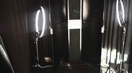 Professional lighting setup at Golden Glow by Alysha, Croydon, Victoria, AU, ideal for precise beauty treatments.