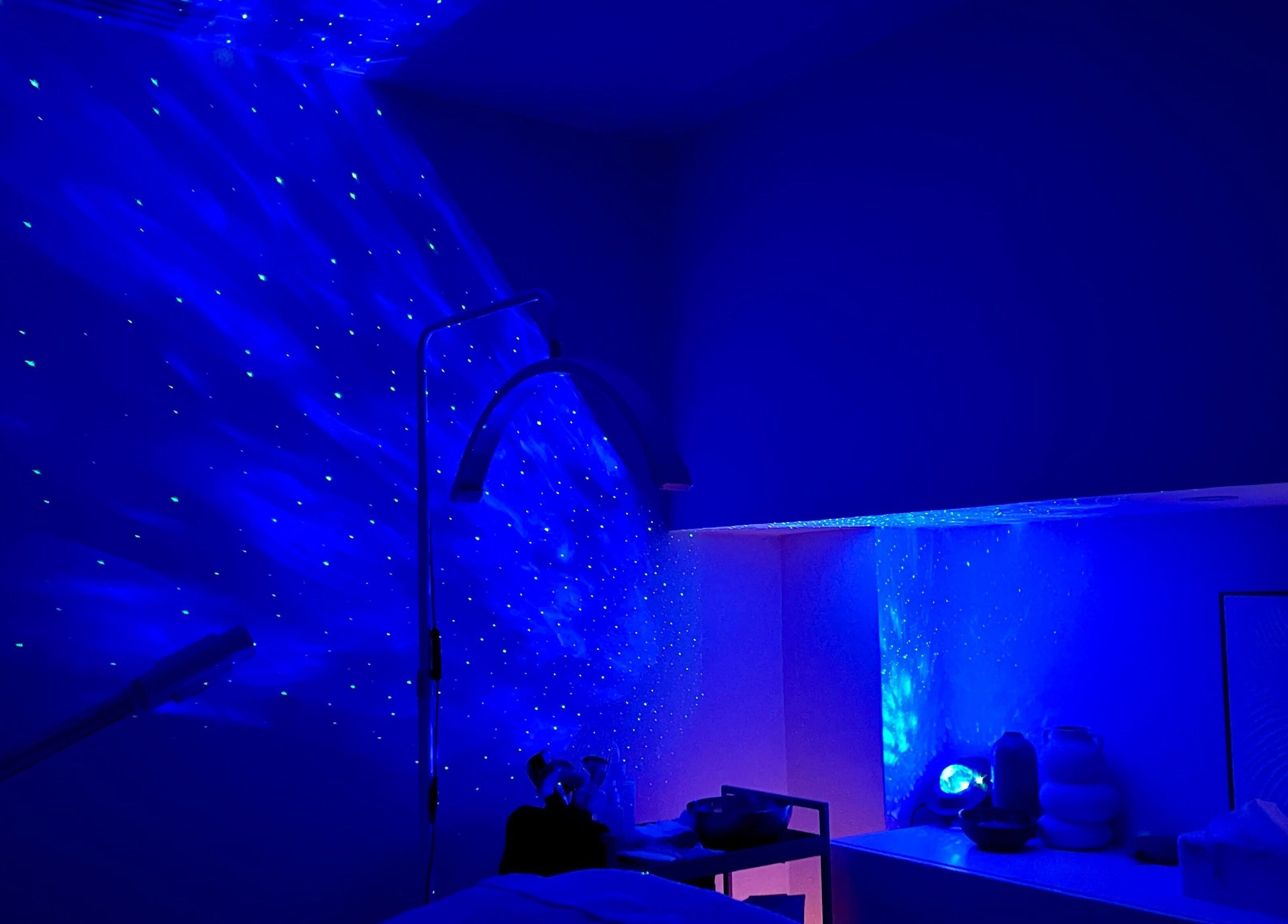 Sala de tratamento relaxante em Skin By Lapin por Catarina Pinto, Lisboa, Lisboa, PT, iluminada por luz azul suave.