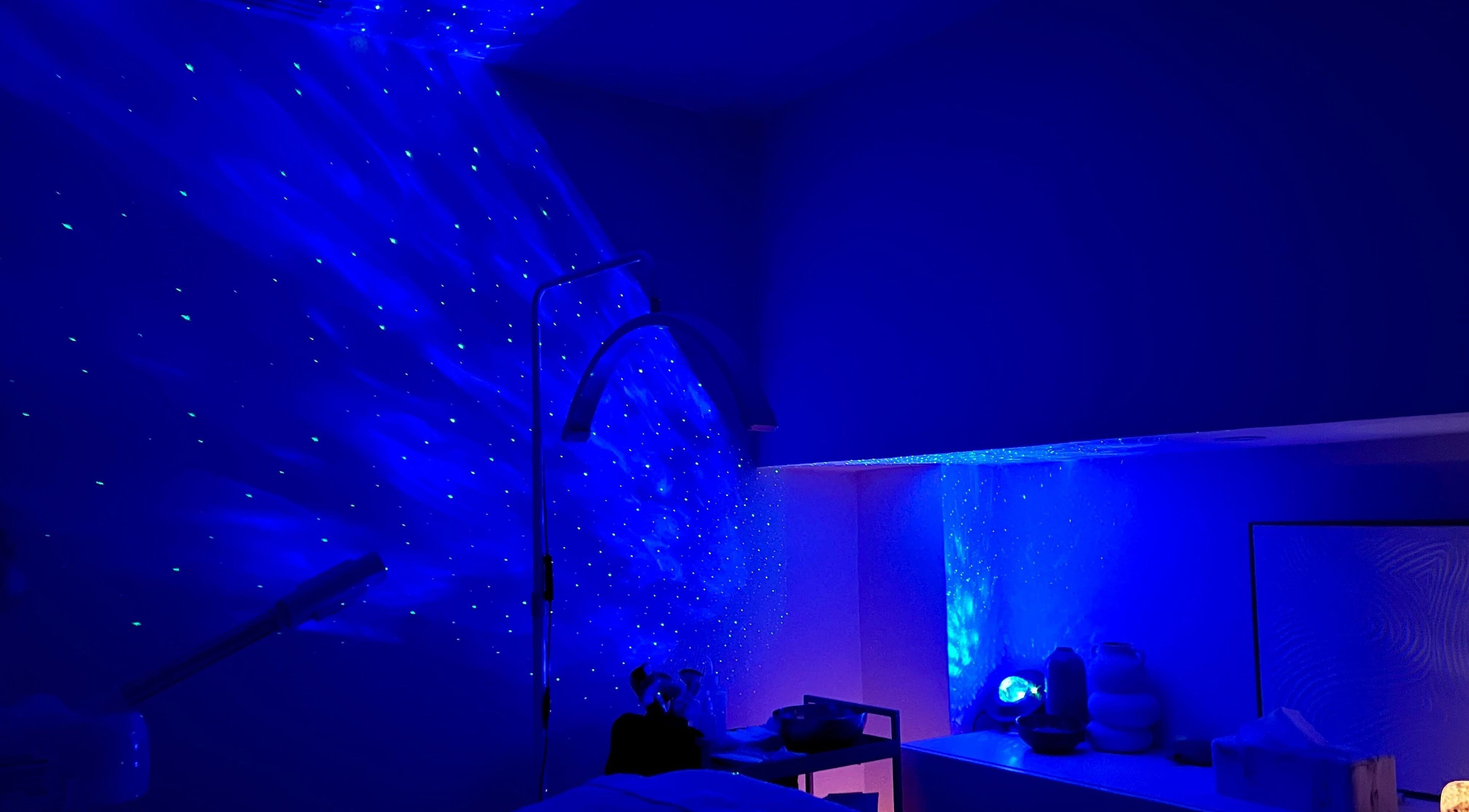 Sala de tratamento relaxante em Skin By Lapin por Catarina Pinto, Lisboa, Lisboa, PT, iluminada por luz azul suave.