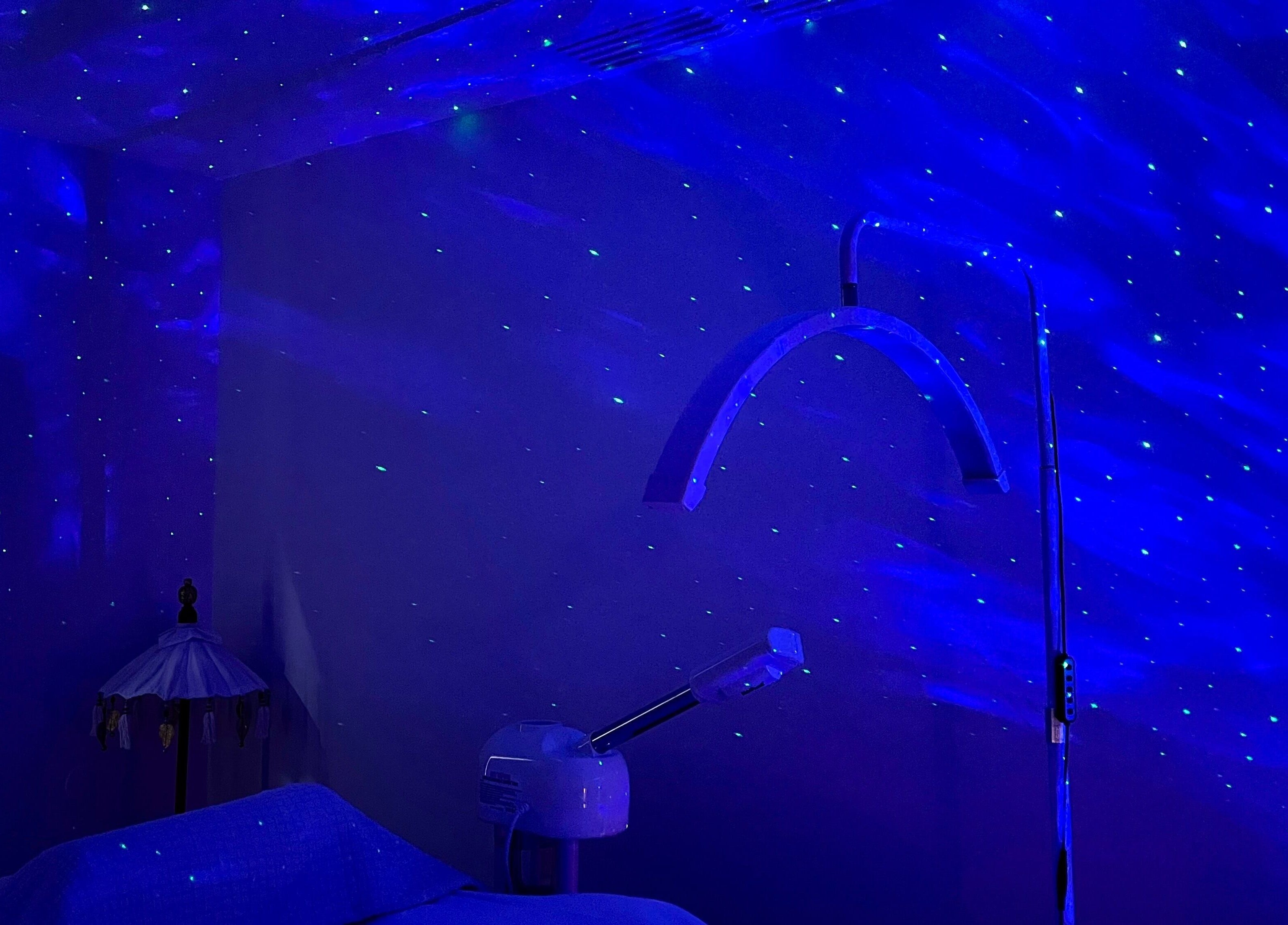 Sala estelar na Skin By Lapin por Catarina Pinto, Lisboa, PT, com iluminação relaxante e equipamento de beleza.