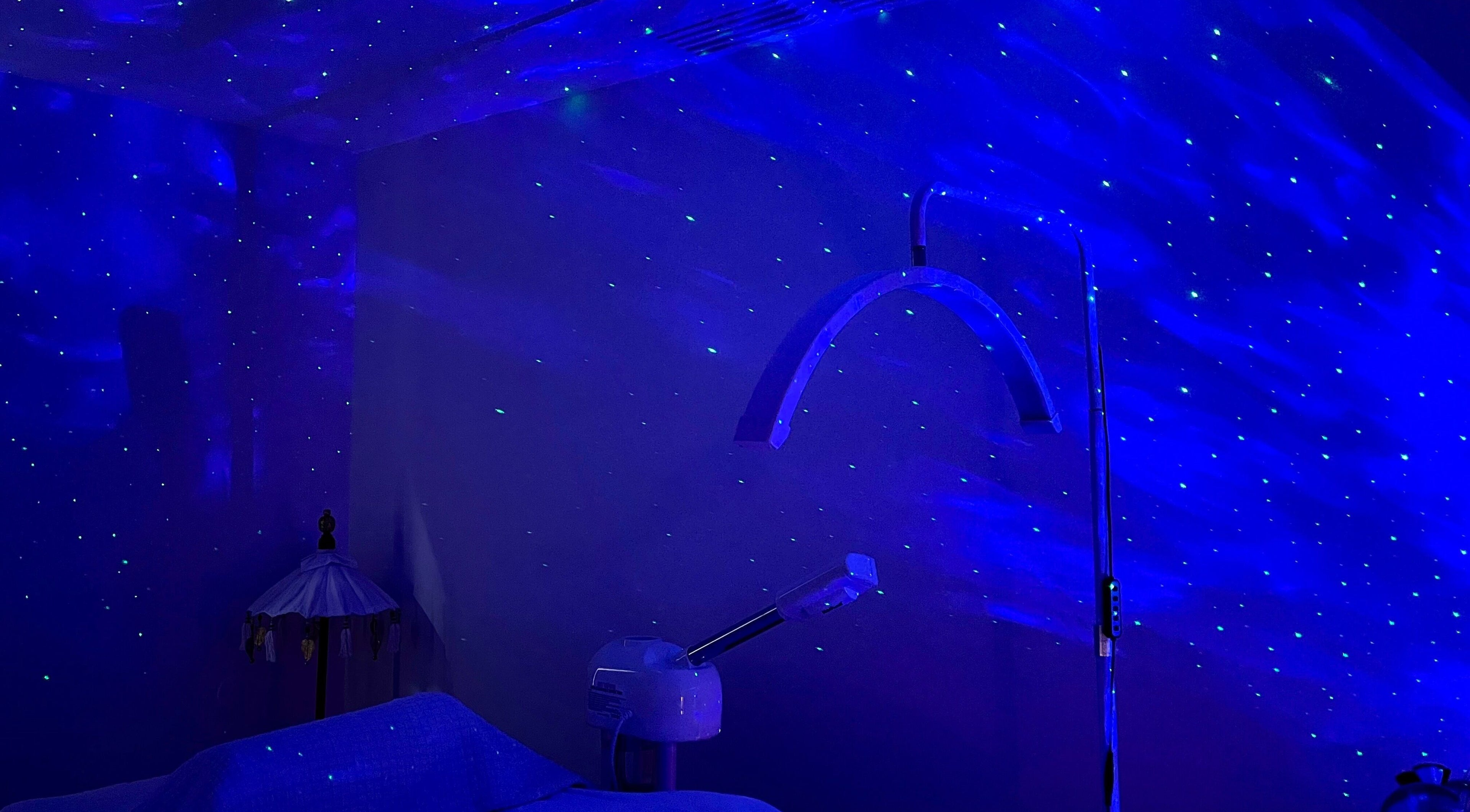 Sala estelar na Skin By Lapin por Catarina Pinto, Lisboa, PT, com iluminação relaxante e equipamento de beleza.