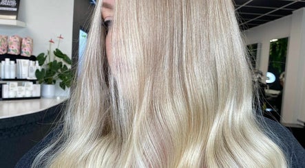 Chloe McDowell Hair – kuva 3