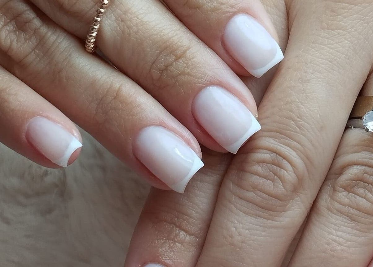 Unhas francesinhas impecáveis em Paula Maciel, Viana Do Castelo, PT.