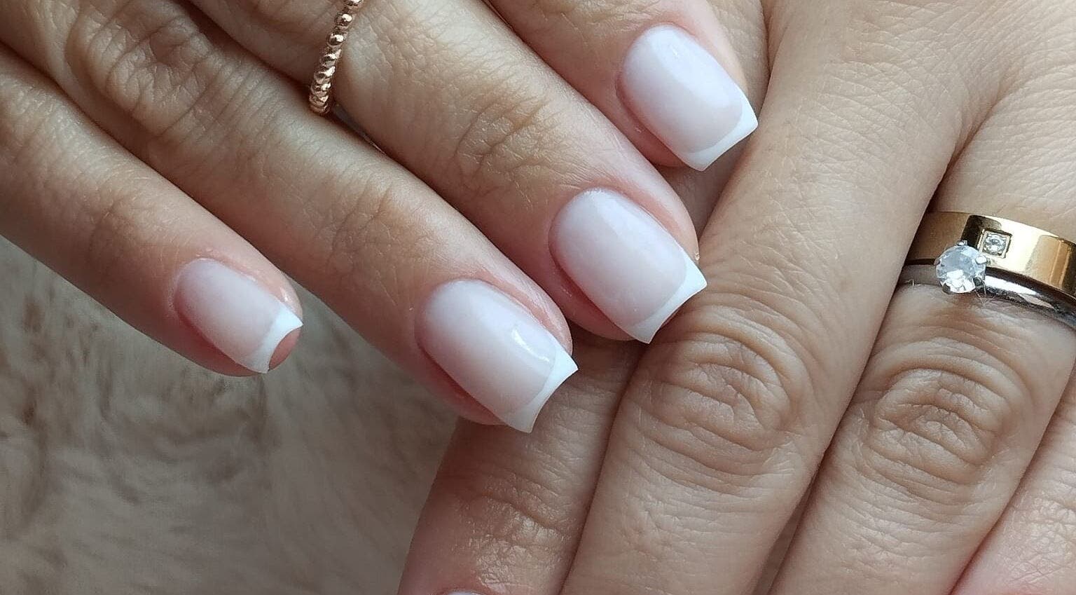 Unhas francesinhas impecáveis em Paula Maciel, Viana Do Castelo, PT.