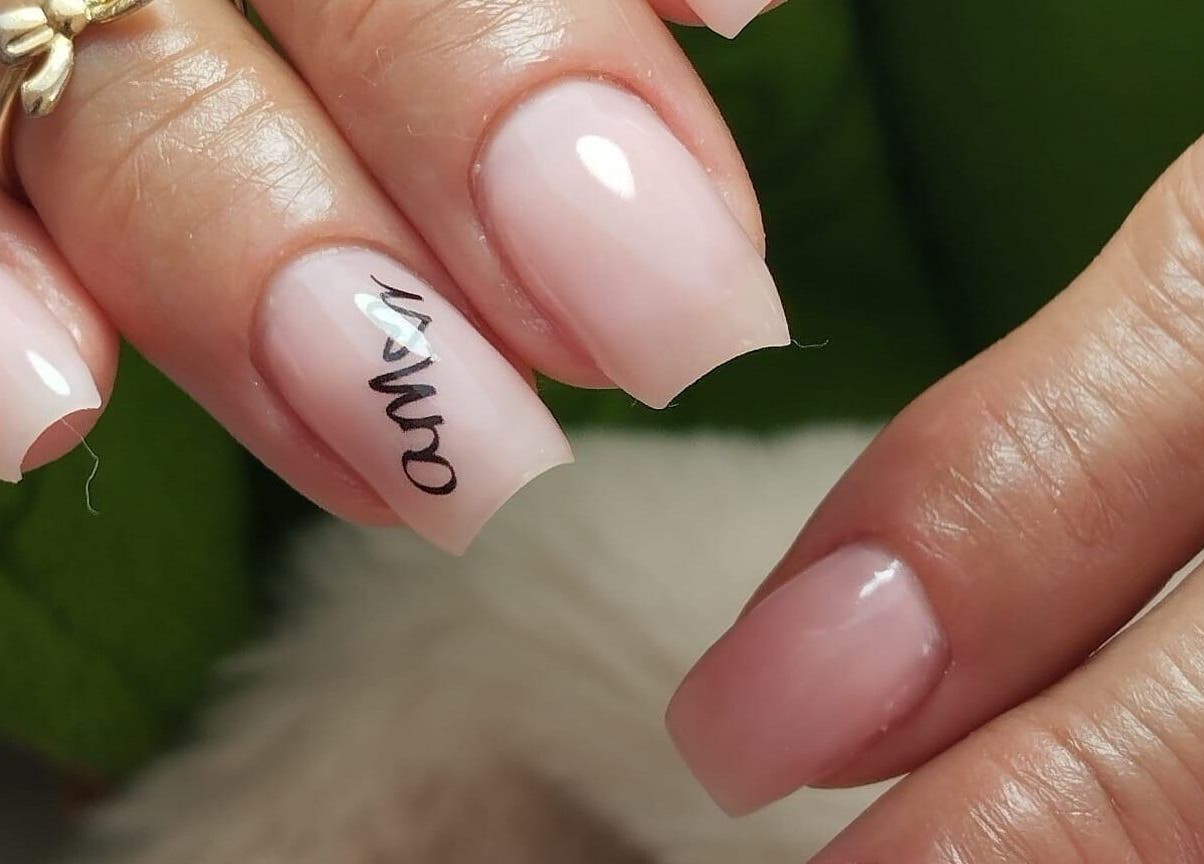 Design elegante de unhas em Paula Maciel, Viana Do Castelo, PT. Toque moderno com esmalte rosa suave.