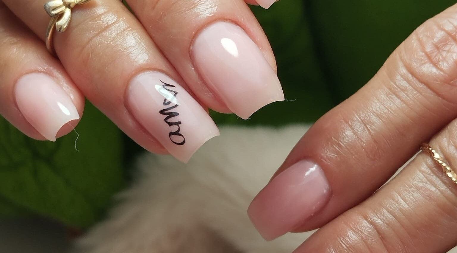 Design elegante de unhas em Paula Maciel, Viana Do Castelo, PT. Toque moderno com esmalte rosa suave.