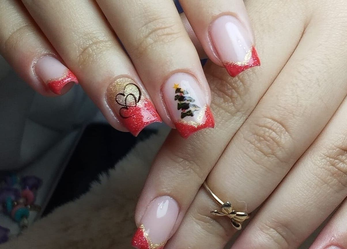 Design de unhas natalinas com glitter vermelho e dourado no Paula Maciel em Viana Do Castelo, Viana Do Castelo, PT.