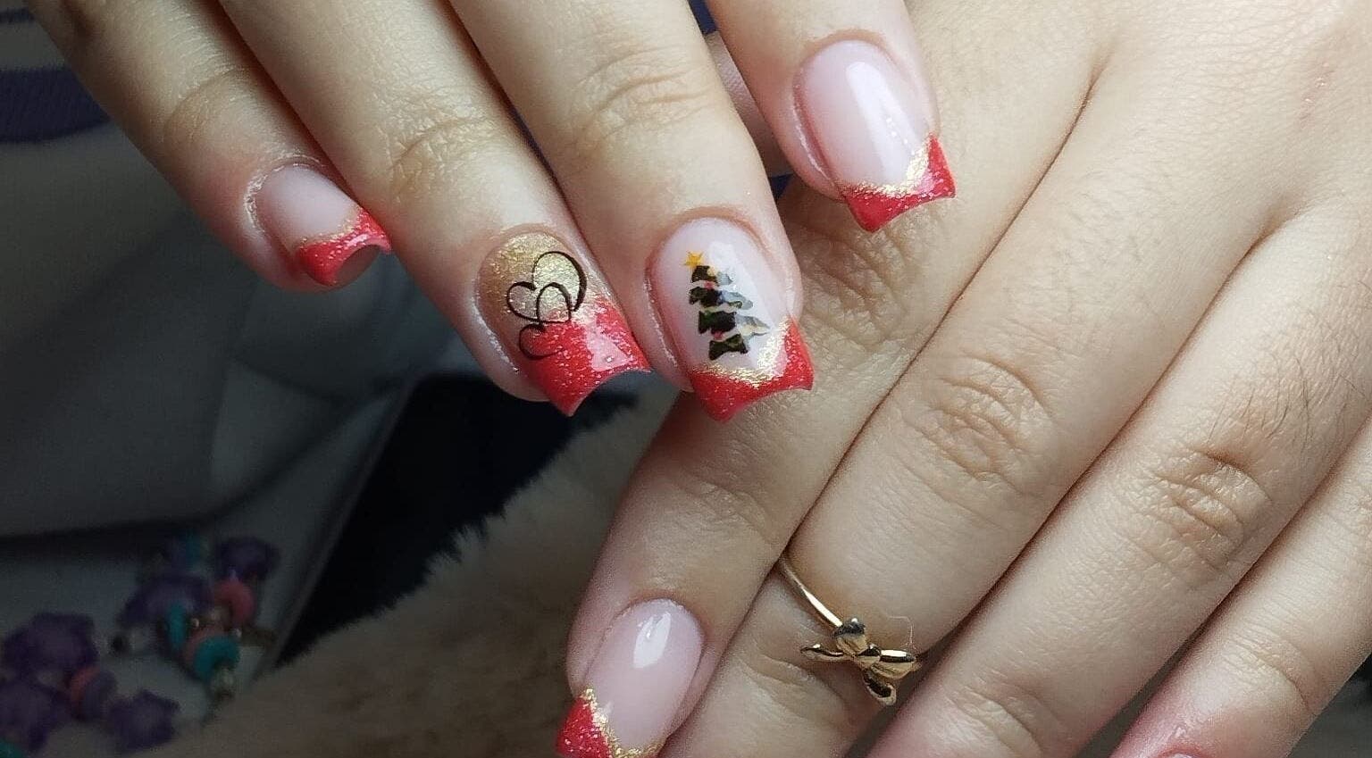 Design de unhas natalinas com glitter vermelho e dourado no Paula Maciel em Viana Do Castelo, Viana Do Castelo, PT.