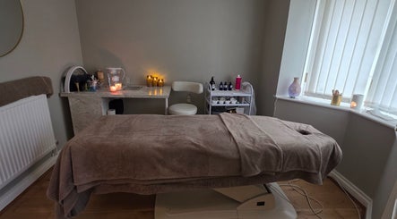 Tranquil spa room at The Beauty Pond, Swindon, England, GB with massage table and ambient candles.