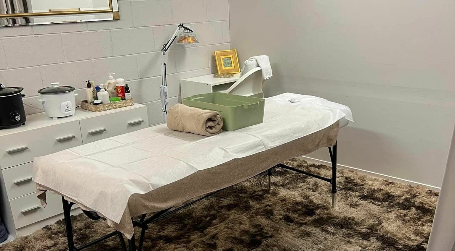 Cozy massage room at FLYNN THAI MASSAGE THERAPY AND SPA, Cleveland, Queensland, AU, enhancing relaxation.