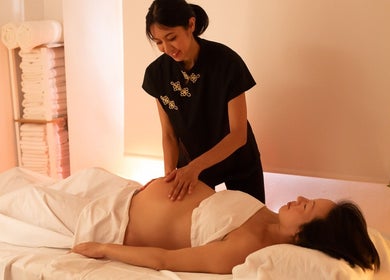 Masajista realiza masaje prenatal en Shiatsu Studio Madrid, Chamberí, ES.